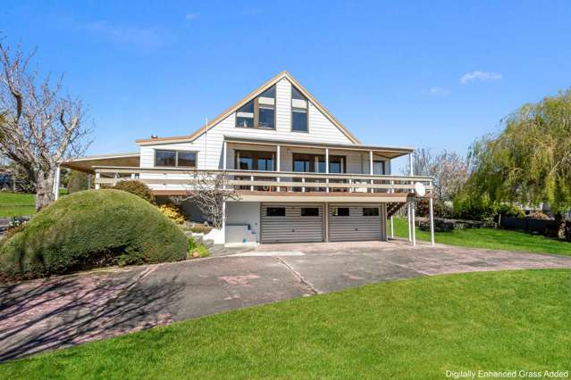 MODERN RETREAT, WITH STUNNING VIEWS