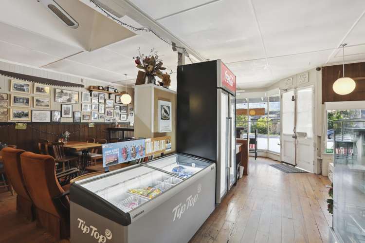 1194 Huia Road Huia_8