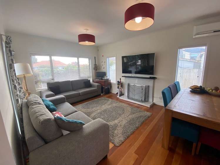 8 Ropata Avenue Point England_3