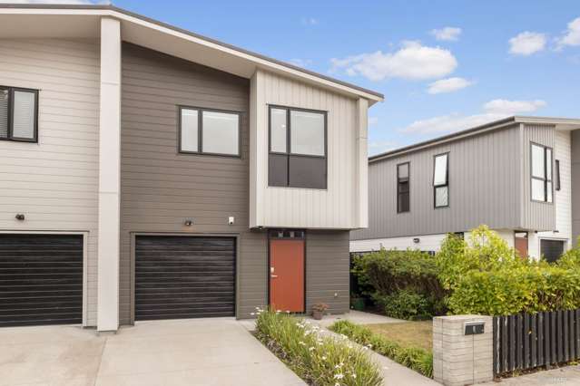 Stylish Living with Sun, Space & Views