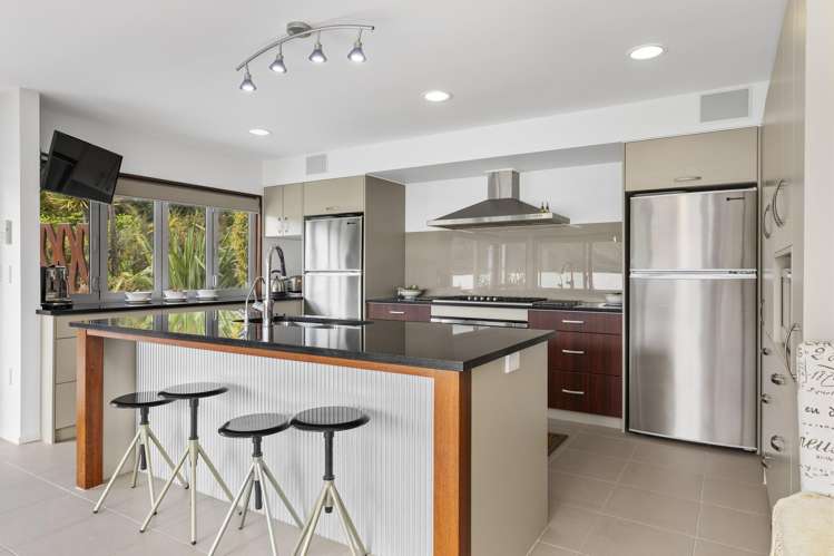 26 Whakamoenga Point Acacia Bay_10