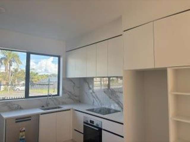 Modern Near-New Townhouse in Shamrock Park