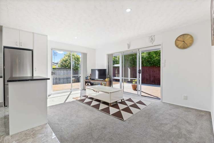 1/63 Kenderdine Road_3