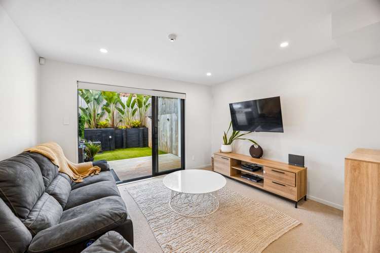 17/18 Hewlett Road Massey_1