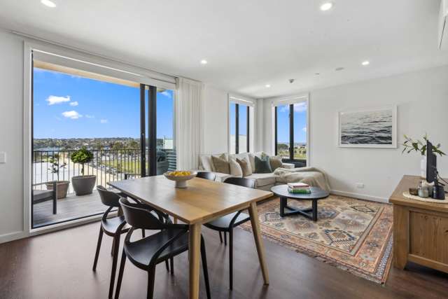 Bright corner apartment with sea views