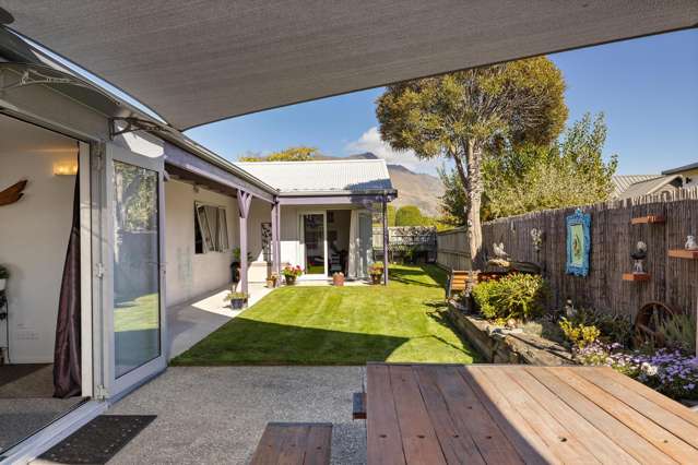 A Sun-Filled Haven in the Heart of Kelvin Heights