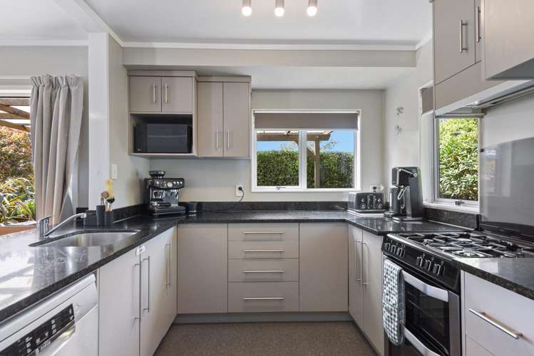 14 Burton Place Owhata_4