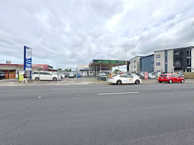 75M² BUILDING WITH YARD FOR LEASE