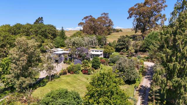 Scenic Rose Road Retreat in Upper Moutere