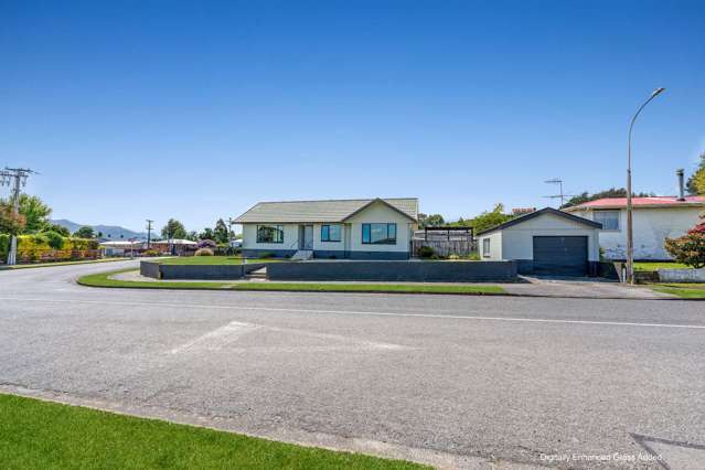 Family Charm with Hokonui Hill Views