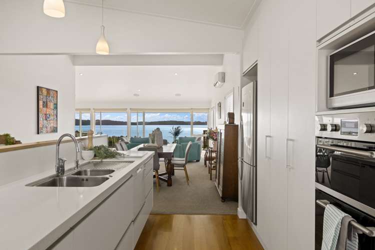 4 Piccadilly Circus Snells Beach_5