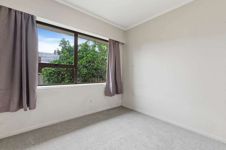 2/6 Tina Place Sunnyhills_13