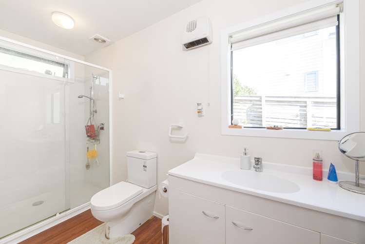 12a Roland Hill Glen Eden_16