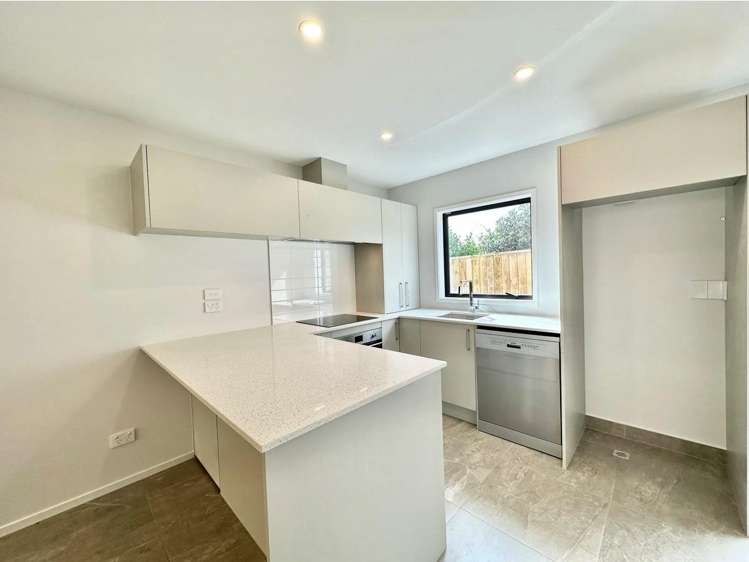 4/8 Valron Rd Te Atatu South_5