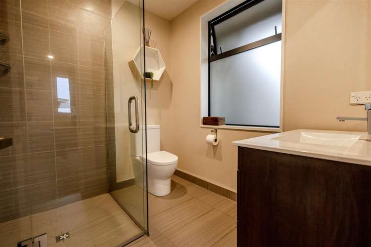 8 Higgins Place Paroa_13