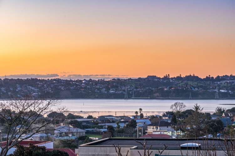 8 Fallsbrook Lane Mangere Bridge_16