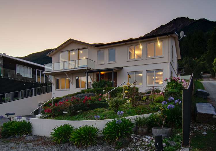 28 Wynyard Crescent Fernhill/Sunshine Bay_1