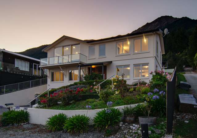 28 Wynyard Crescent Fernhill/Sunshine Bay_1