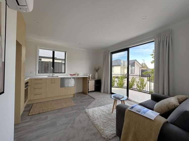 5 Mackie Mews 10288_3