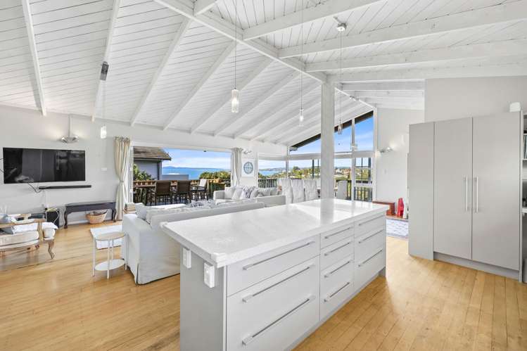 13 Colmar Road Mellons Bay_56
