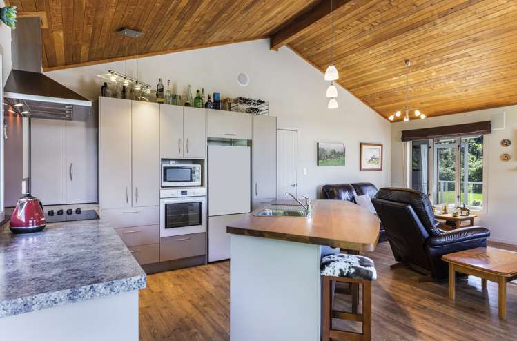 13 Poriwira Drive Kuratau_16