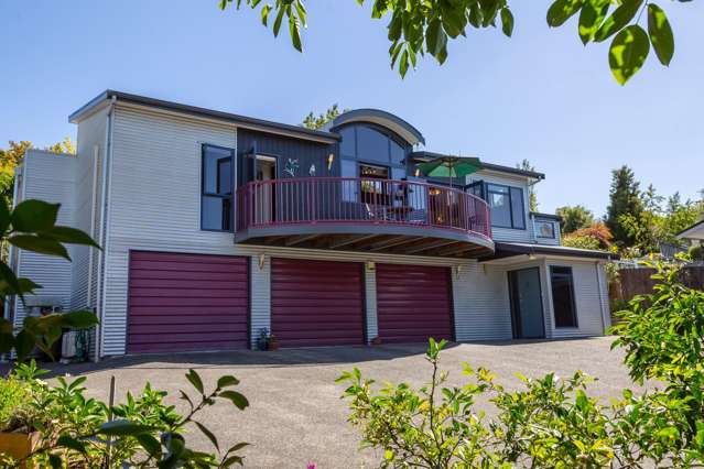 Views, Outdoor Living, 3 Car Garaging