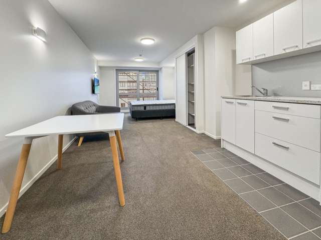 Sunny Studio Living in Popular Victopia Apartments