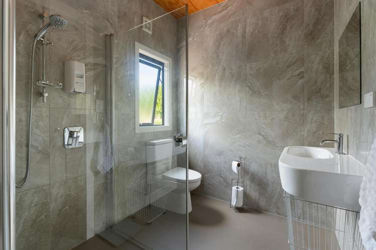 998 Thames Coast SH25 Road Thames_14