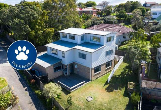 Modern 5-Bedroom Gem in Blockhouse Bay: Your P...