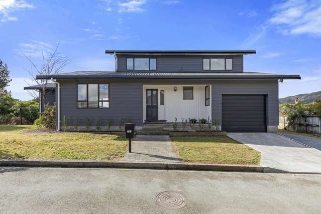 Sunny, renovated home on 1,021sqm with valley view
