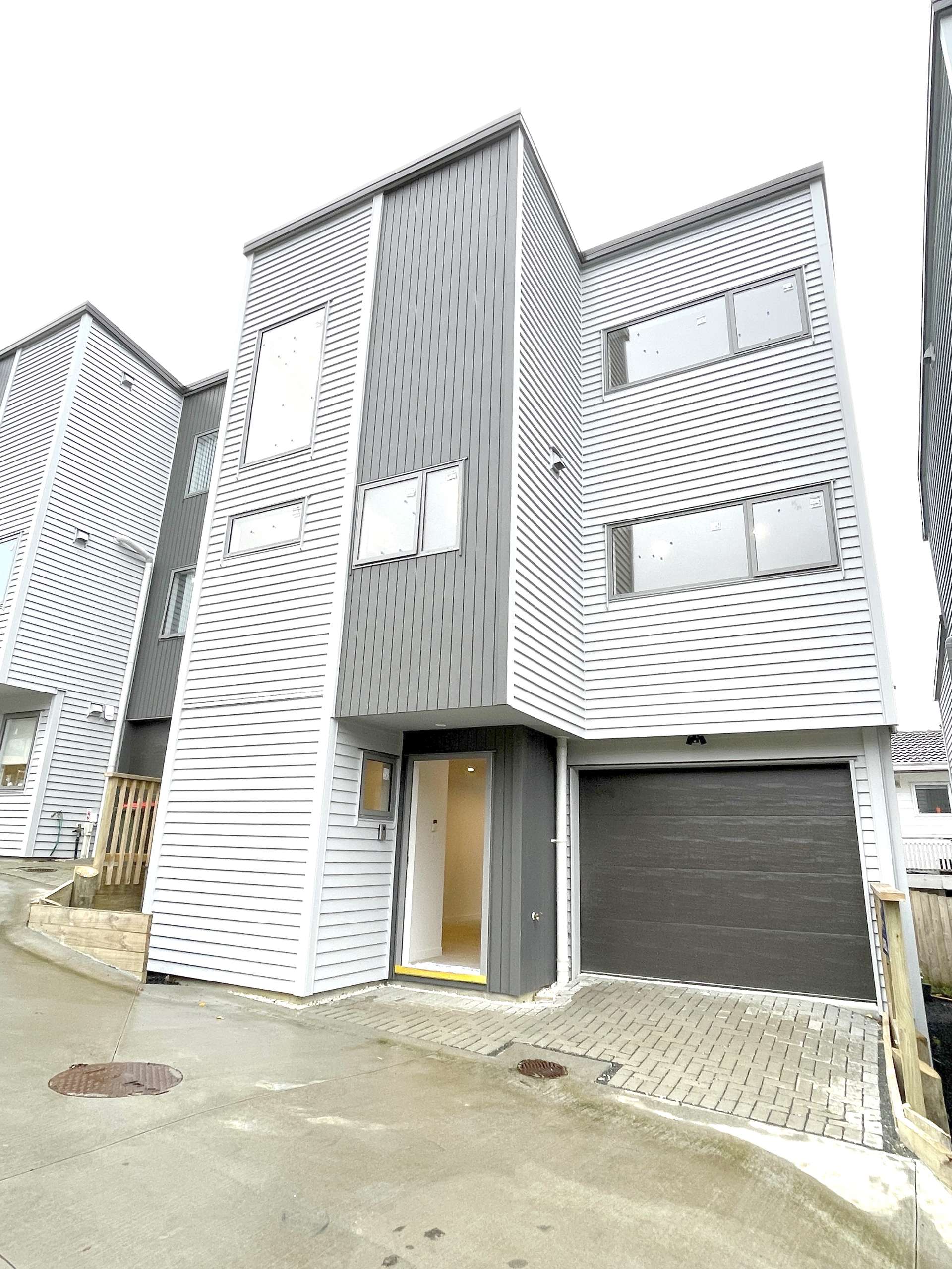 2/11 Celeste Place Totara Vale_0