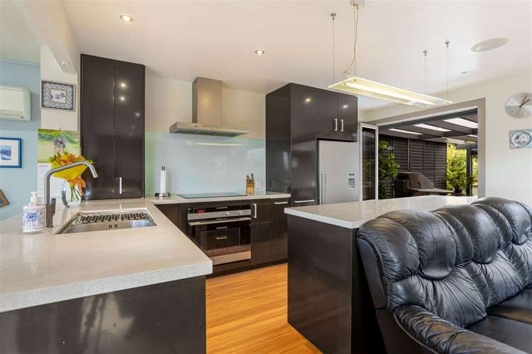 8 Rauhuia Crescent Parau_7