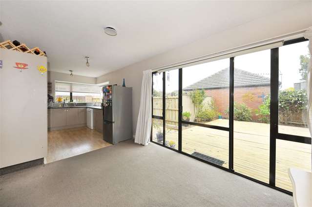 2/77 Mackworth Street Woolston_2