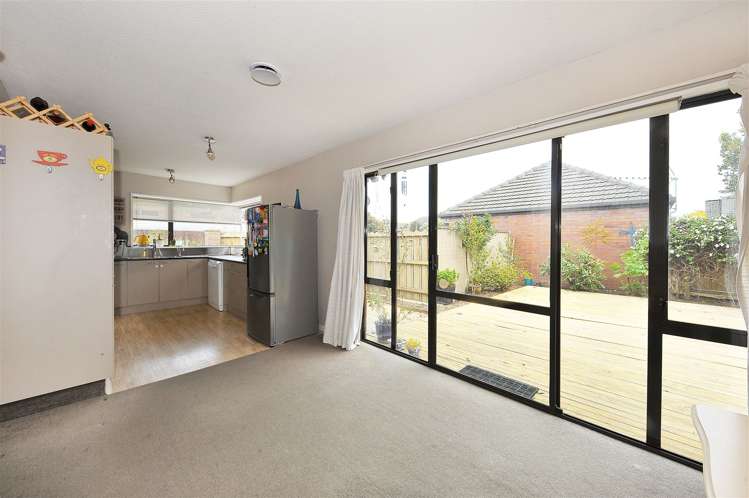 2/77 Mackworth Street Woolston_2