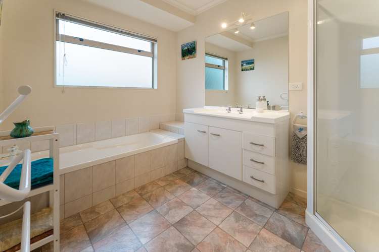 31 Olympus Way Richmond_16