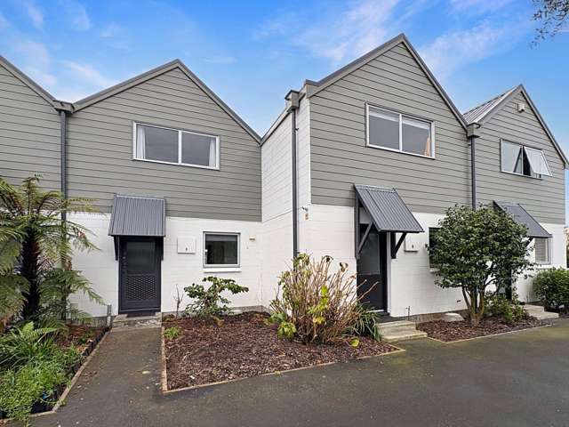 EDGEWARE - RENOVATED TOWNHOUSE, TWO BEDROOMS, HEAT PUMP, CARPARK