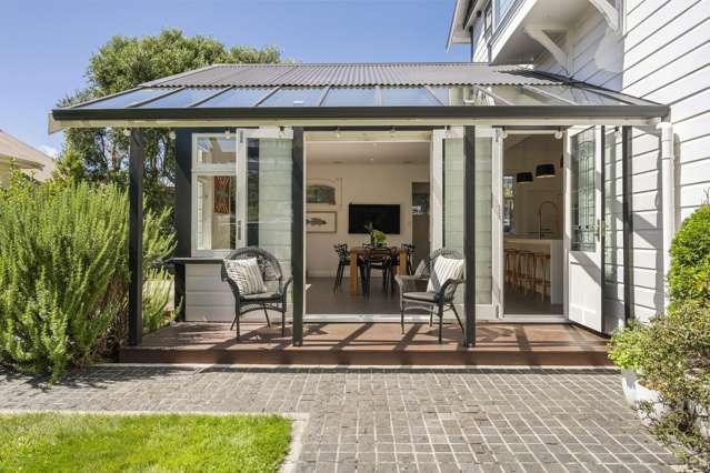 EXCEPTIONAL SEASIDE LIFESTYLE IN SEATOUN