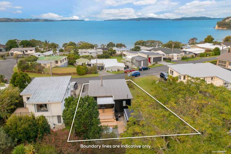 9a Piccadilly Circus Snells Beach_10