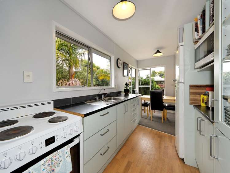 13 Easter Parade Glen Eden_3