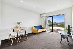 Almost New In Golden Circle!
