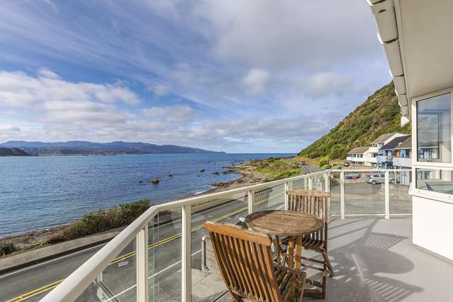 LIKE-NEW WITH STUNNING LYALL BAY VIEWS