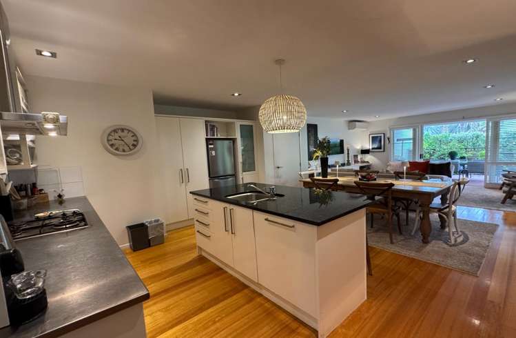 10/25 The Strand Onetangi_6