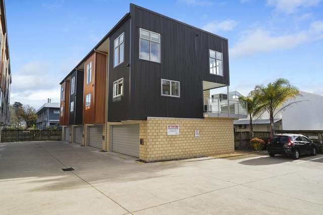 2/9 Vialou Street Hamilton Central_1