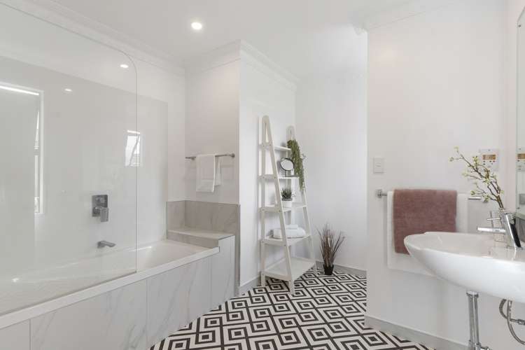 27 Lexington Drive Botany Downs_16