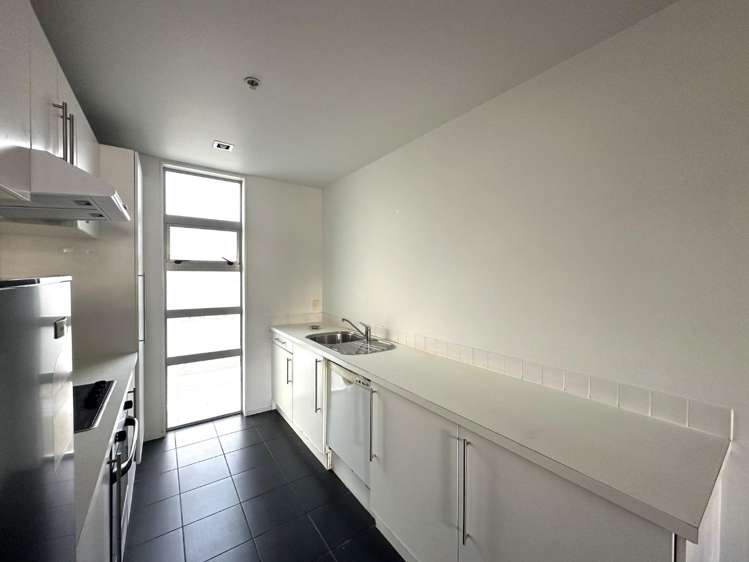 2A/52 Liverpool Street 10015_3