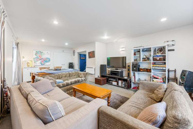 81 Royal Road Massey_5