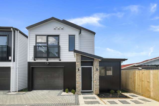 Freehold Standalone in Convenient Location