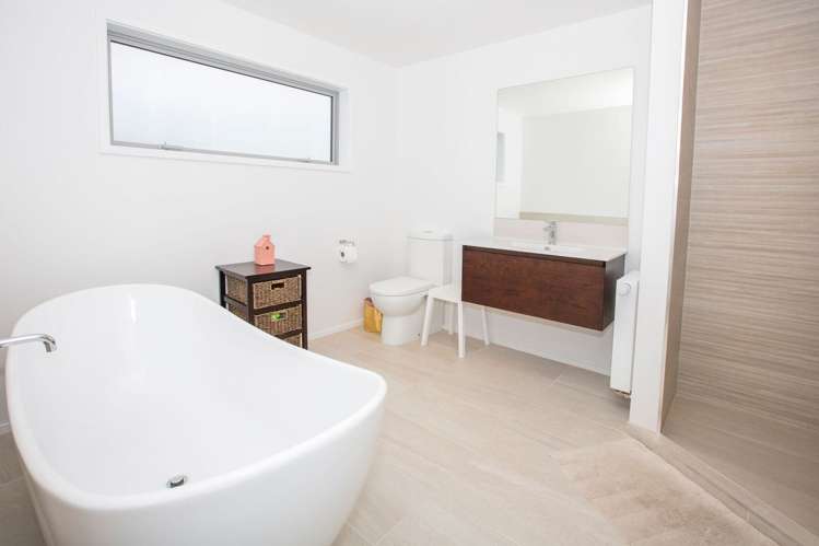 14 Sue Dow Lane Aotea_13