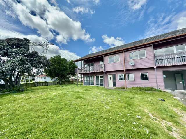 Spacious 7-Bedroom Family Home - Room for Everyone!