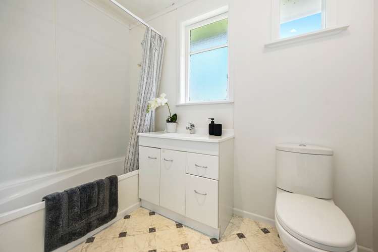 2/17 Greta Street Glenview_11